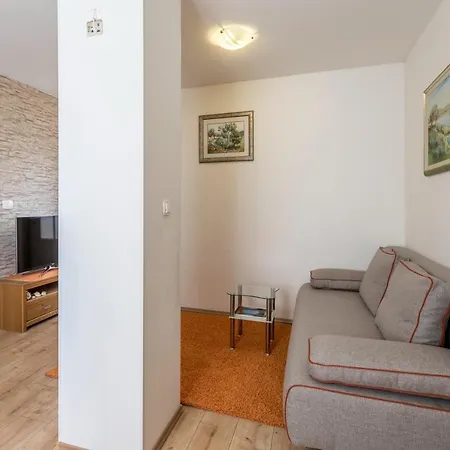 Neda - Charming And Comfy Apartment